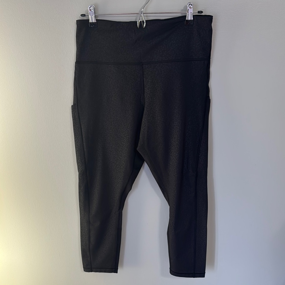 Athleta Ultimate Stash Pocket Embossed 7/8 Black High-Waisted Leggings